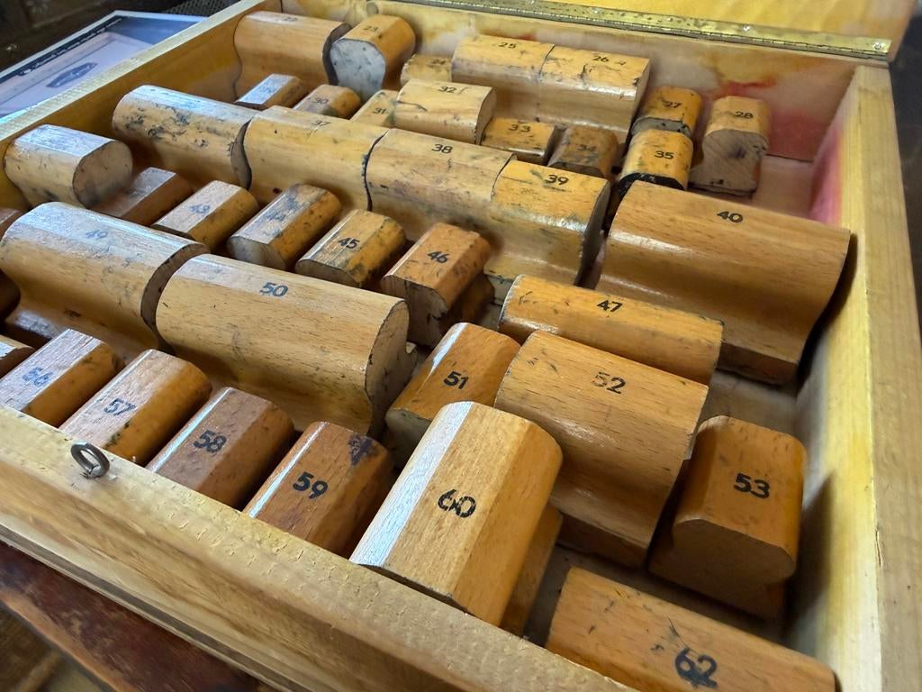 Vintage set 40 schoolstempels stempels in houten kist, Ophalen of Verzenden, Houten stempel