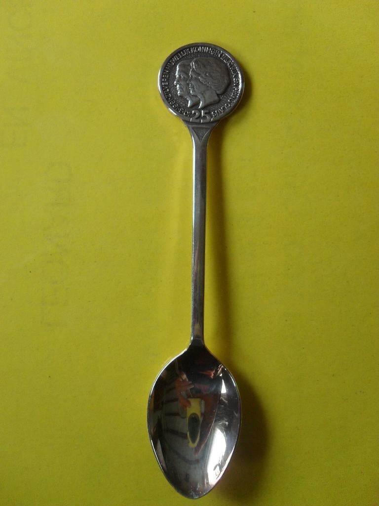 Lepeltje huwelijk koningin beatrix en prins claus 25 jaar, Ophalen of Verzenden, Nieuw, Nederland, Speld(je) of Lepel(tje)