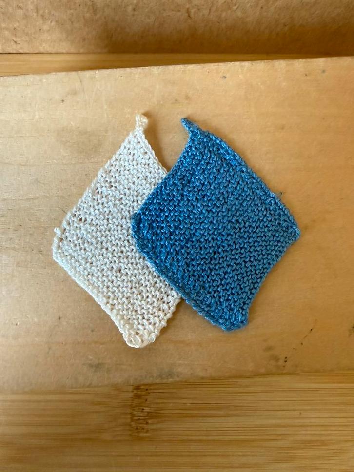 2x handdoek met lusje - 7x5cm - handwerk, Verzamelen, Poppenhuizen en Toebehoren, Zo goed als nieuw, Poppenhuis, Ophalen of Verzenden