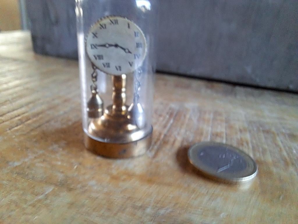 Miniatuur vintage koperen klokje onder stolp, Ophalen of Verzenden
