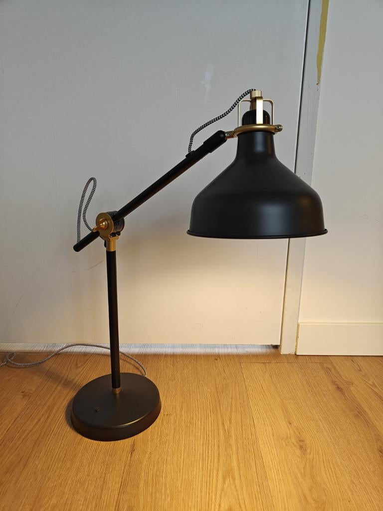 Ikea Bureaulamp Zwart met Messing - Zo Goed Als Nieuw, Ophalen, Zo goed als nieuw, Minder dan 100 cm, Metaal