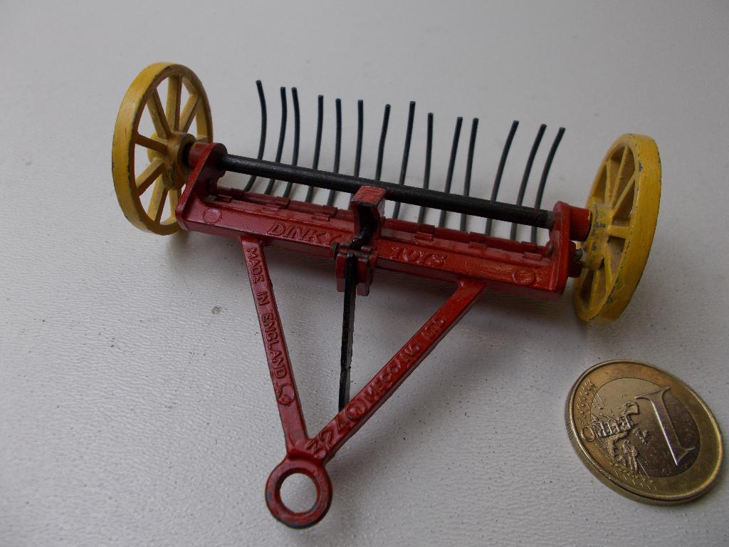 1954 Dinky Toys 324 HAY RAKE (Met werkend Hoog/laag systeem), Ophalen of Verzenden, Gebruikt, Tractor of Landbouw, Dinky Toys