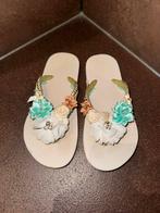 Slippers maat 37 met bloemen, Slippers, Wit, Ophalen of Verzenden, Gedragen