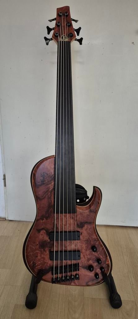 Human Fretless basgitaar, Muziek en Instrumenten, Snaarinstrumenten | Gitaren | Bas, Gebruikt, Ophalen