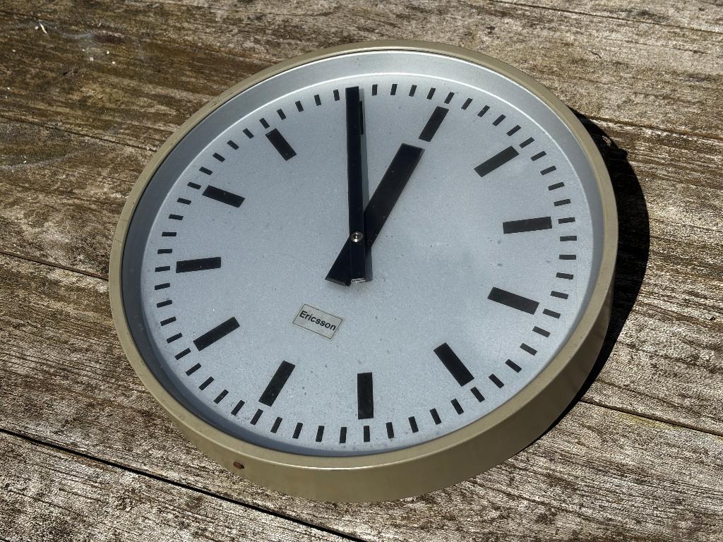Klassieke Ericsson klok - ex PTT, Antiek en Kunst, Ophalen of Verzenden