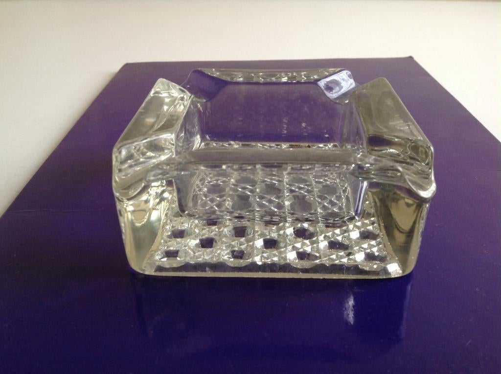 SPECIALE  GLAZEN  ASBAK, Verzamelen, Rookartikelen, Aanstekers en Luciferdoosjes, Ophalen of Verzenden, Zo goed als nieuw, Asbak