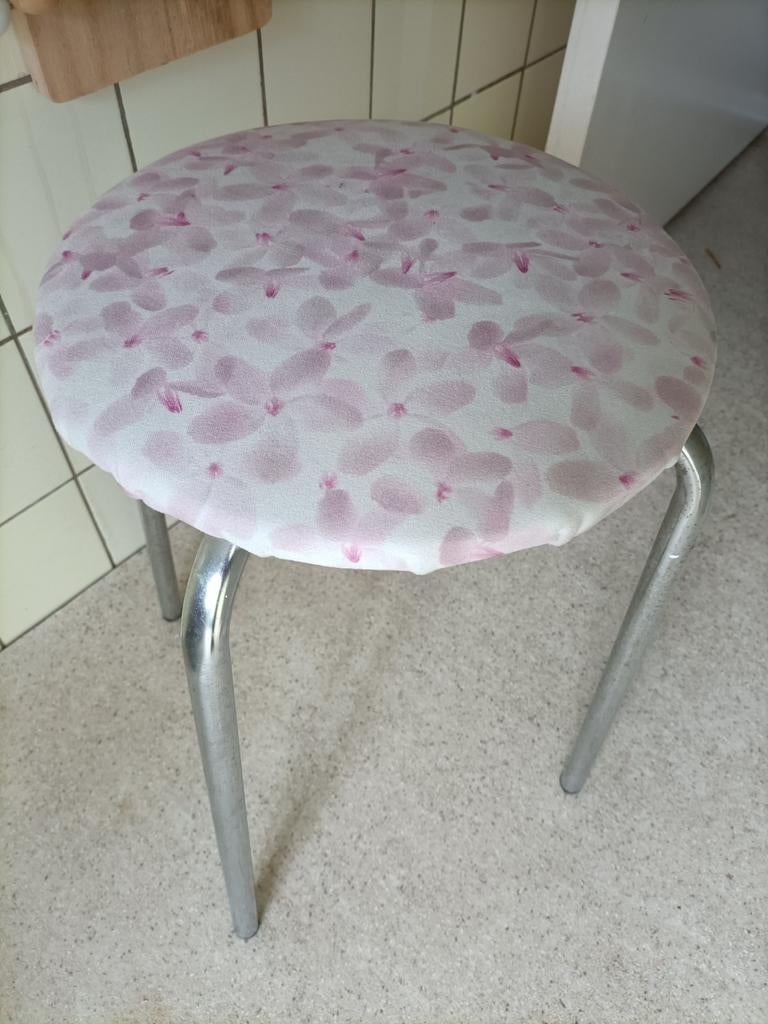 Retro vintage krukje opnieuw bekleed 45 cm hoog., Huis en Inrichting, Krukjes, Gebruikt, IJzer, Ophalen