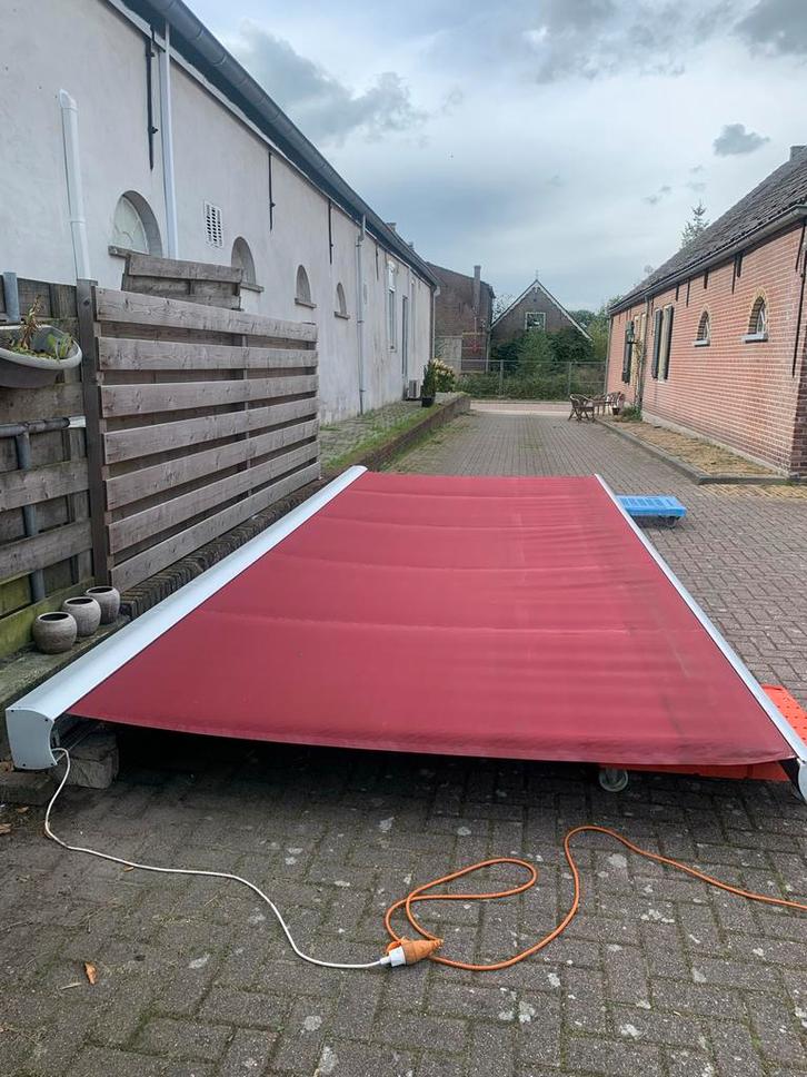 Elektrisch zonnescherm 6 meter breed, Tuin en Terras, Zonneschermen, Gebruikt, Knikarmscherm, 450 cm of meer, Elektrisch, Ophalen of Verzenden