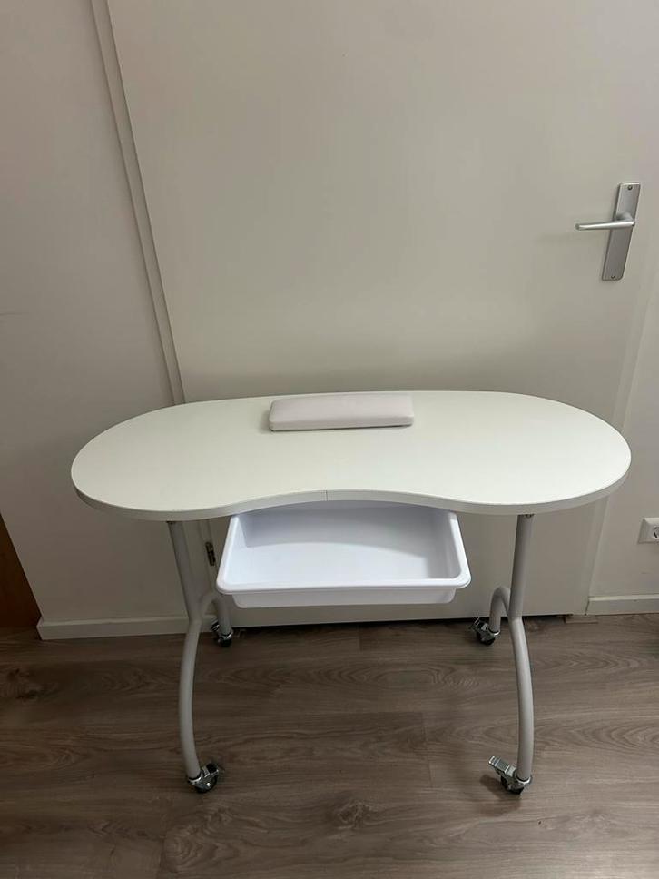 Mooie inklabare manicure / nagel tafel  zgan, Huis en Inrichting, Tafels | Bijzettafels, Zo goed als nieuw, Ovaal, 60 cm of meer