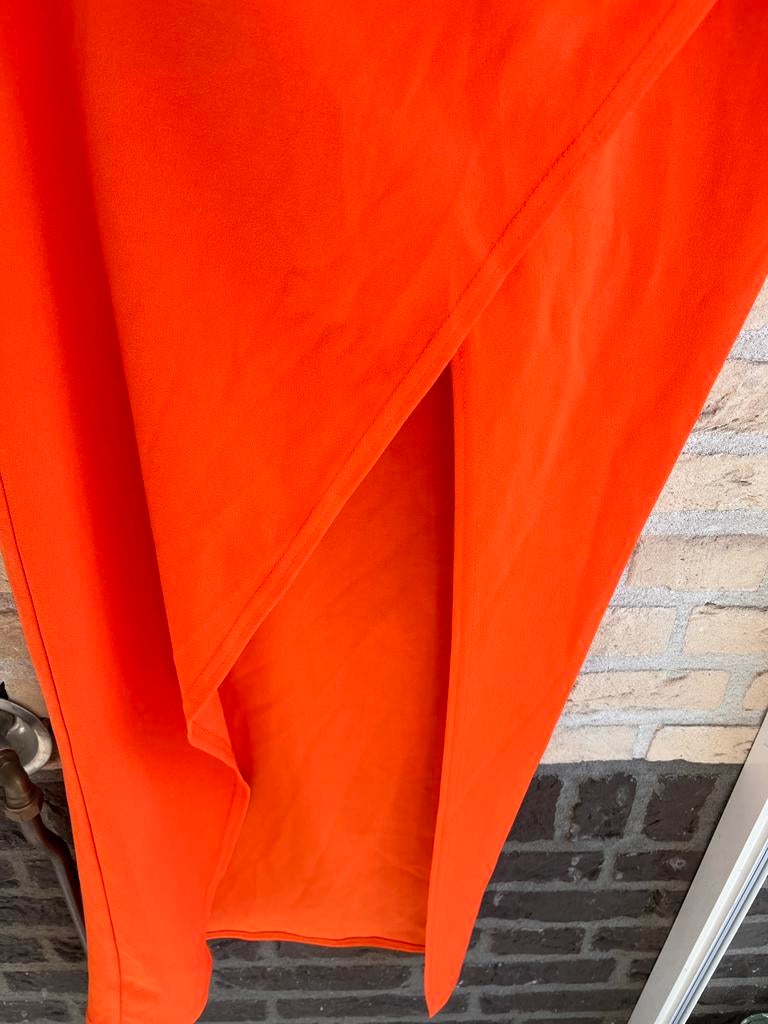 Oranje one-shoulder maxi jurk met split - Boohoo 38, Kleding | Dames, Jurken, Zo goed als nieuw, Maat 38/40 (M), Oranje, Onder de knie