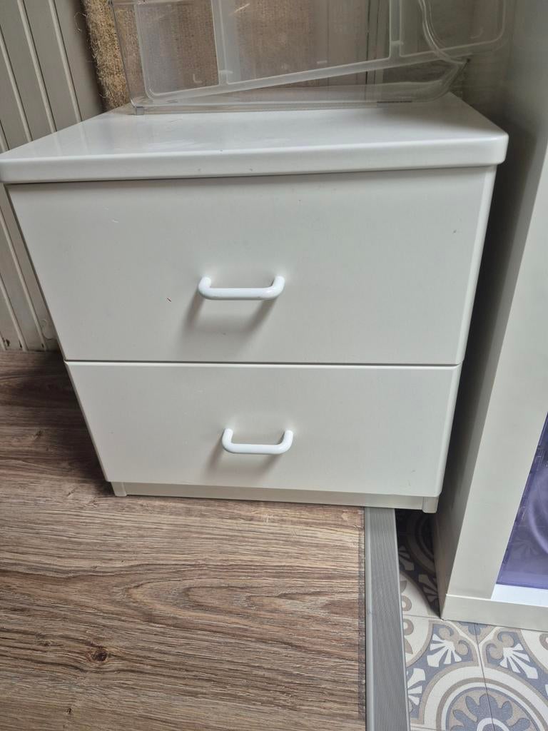 Nachtkastje met twee lades - Wit, Huis en Inrichting, Slaapkamer | Nachtkastjes, Ophalen, Gebruikt, Minder dan 45 cm, Minder dan 55 cm