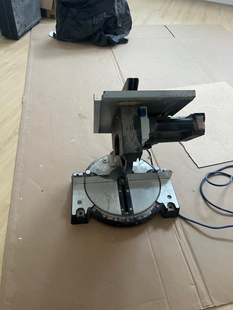 Ferm Afkortzaag FCTM-210N - 1050W, Doe-het-zelf en Verbouw, Gereedschap | Zaagmachines, Ophalen, Gebruikt, 600 tot 1200 watt, Afkortzaag