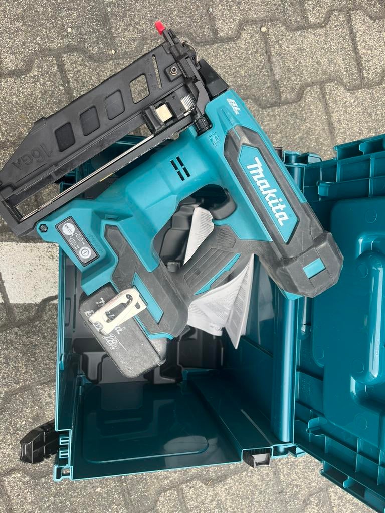 Makita DBN601Z 18V Li-ion Accu Brad Tacker Body - 16Ga, Ophalen, Zo goed als nieuw, Minder dan 700 watt, Haakse handslijpmachine