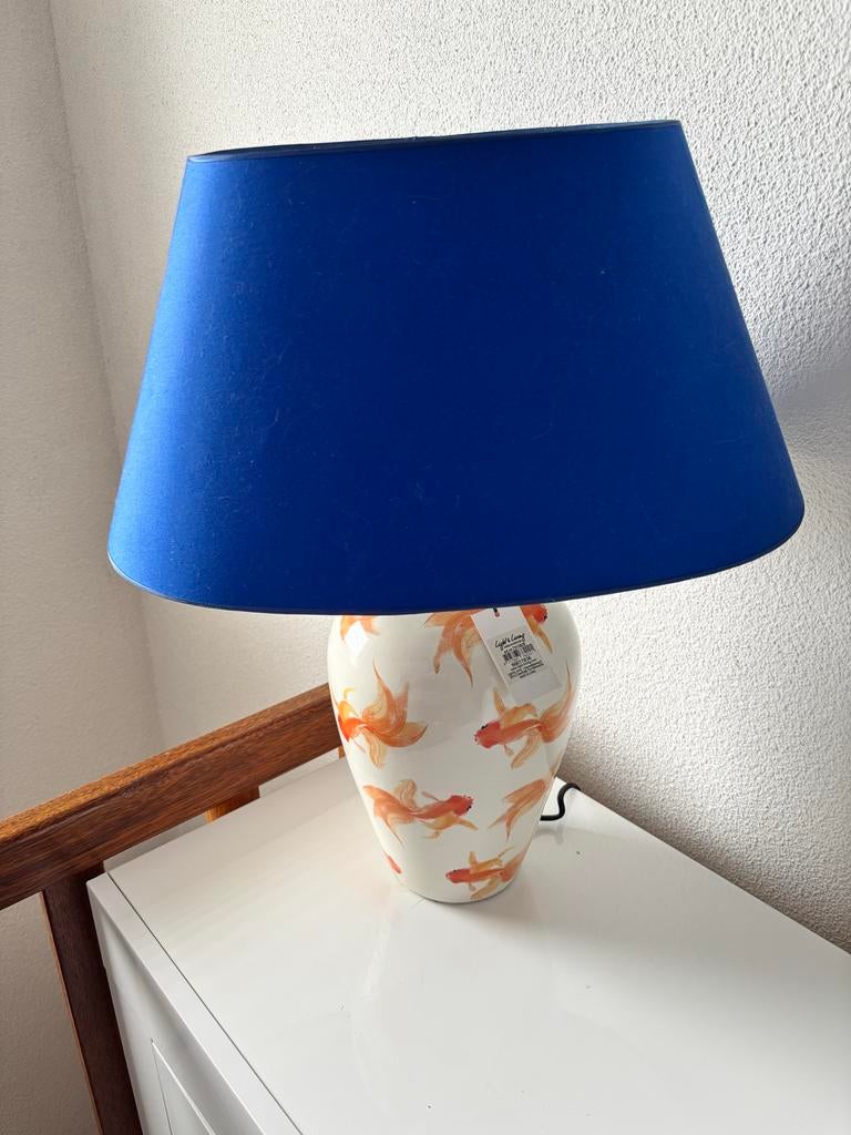 Light & Living lamp met oranje vissen en donkerblauw kap, Huis en Inrichting, Lampen | Tafellampen, Ophalen, Zo goed als nieuw