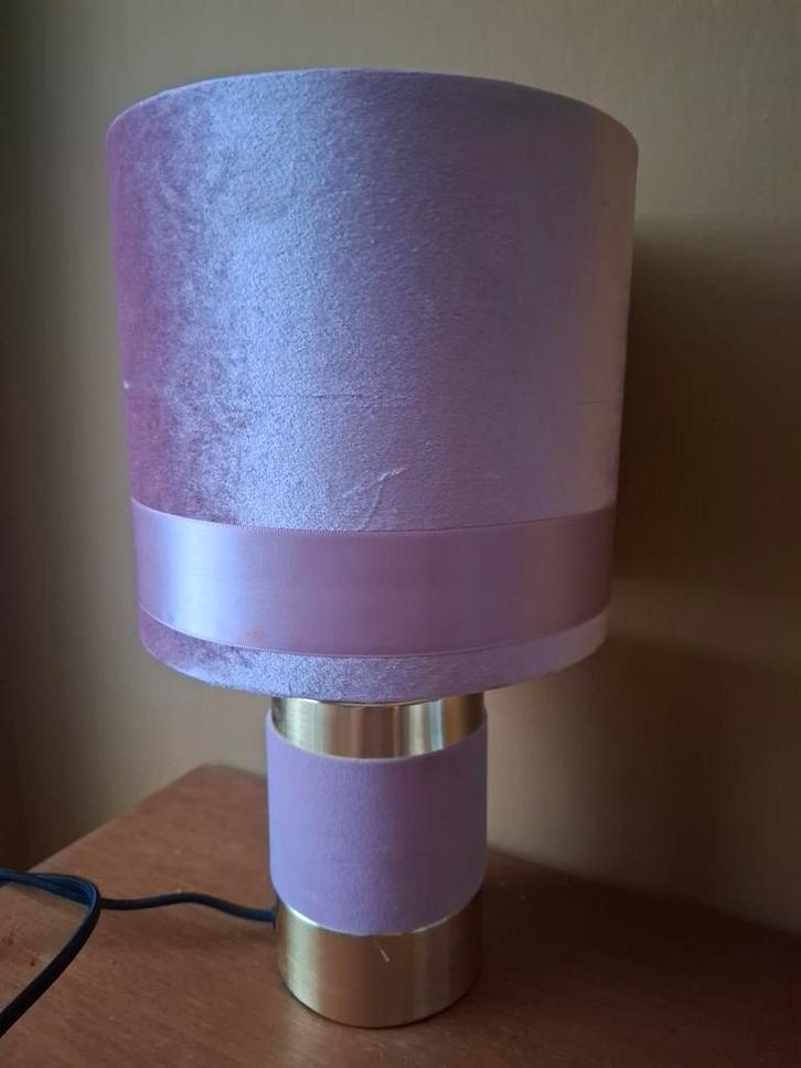 Lila fluwelen tafellamp met gouden accenten, Huis en Inrichting, Lampen | Tafellampen, Gebruikt, Minder dan 50 cm, Metaal, Stof