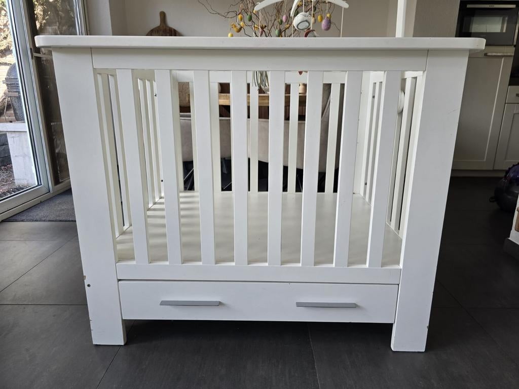 Nette witte kinderbox incl. opklembaar muziekmobiel, Ophalen of Verzenden, Gebruikt