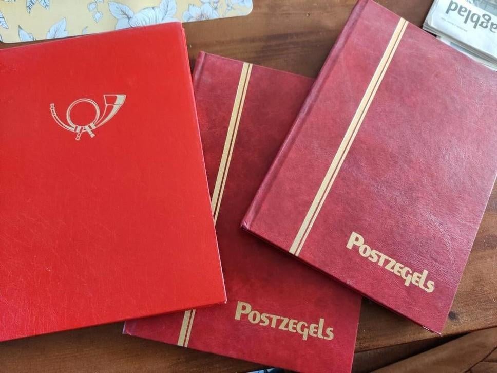 3 Postzegelalbums uit de jaren '70 - Afgestempeld, Postzegels en Munten, Postzegels | Volle albums en Verzamelingen, Ophalen of Verzenden