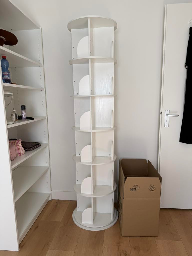 Witte draaibare boekenkast - Zo goed als nieuw, Huis en Inrichting, Kasten | Boekenkasten, Ophalen, Met plank(en), Minder dan 50 cm