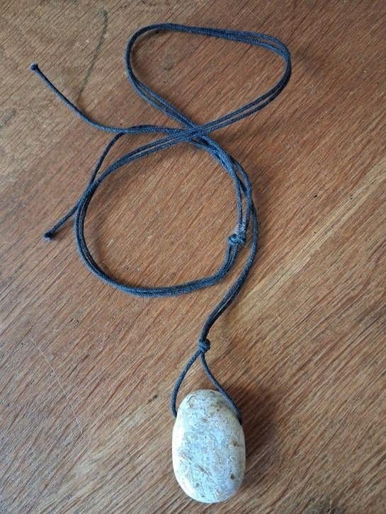 Natuurstenen Hanger aan Zwart Koord, Sieraden, Tassen en Uiterlijk, Kettingen, Overige kleuren, Ophalen of Verzenden, Steen of Mineraal