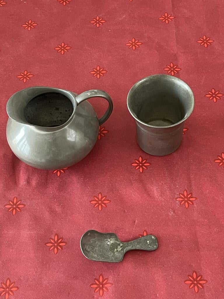 antiek tinnen kannetje en beker Meeuws Den Haag en lepeltje, Antiek en Kunst, Antiek | Tin, Ophalen of Verzenden