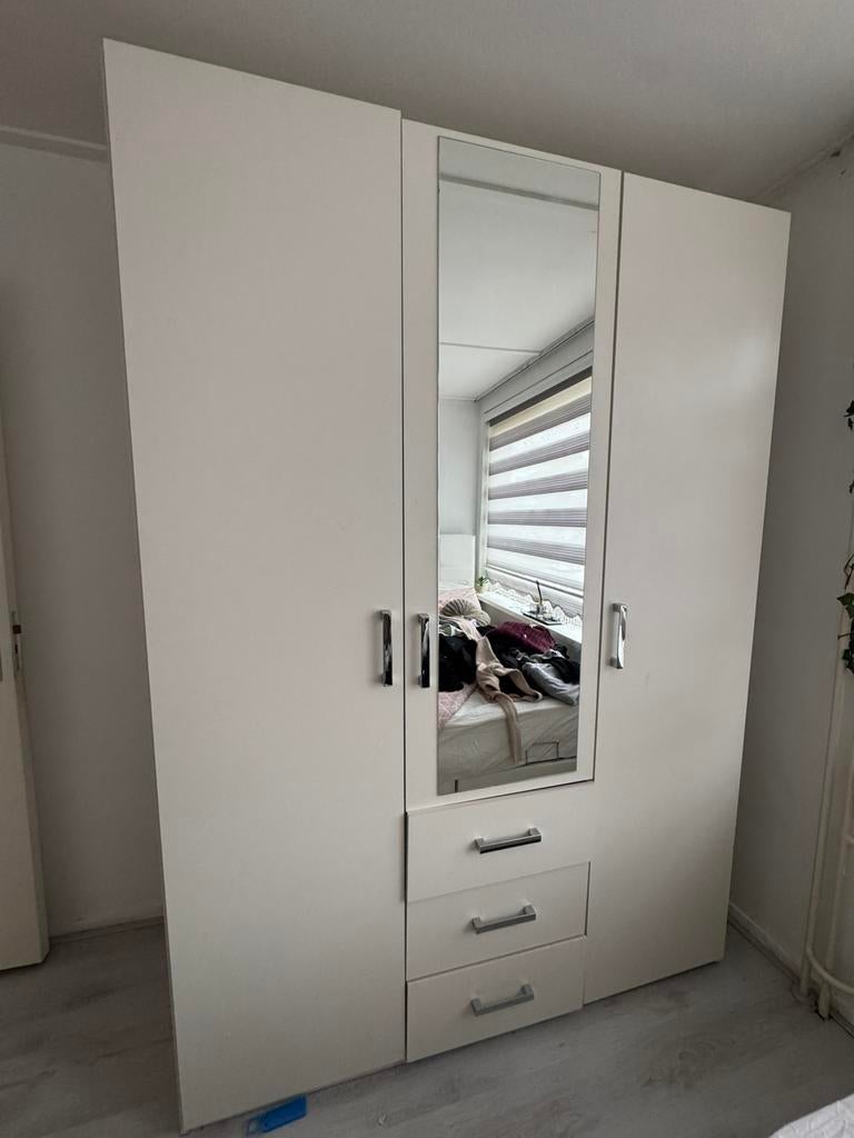 GRATIS grote kast 3 deurs, Ophalen, Gebruikt, 50 tot 75 cm, 150 tot 200 cm