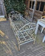 Oud metalen kinderbedje, Ophalen