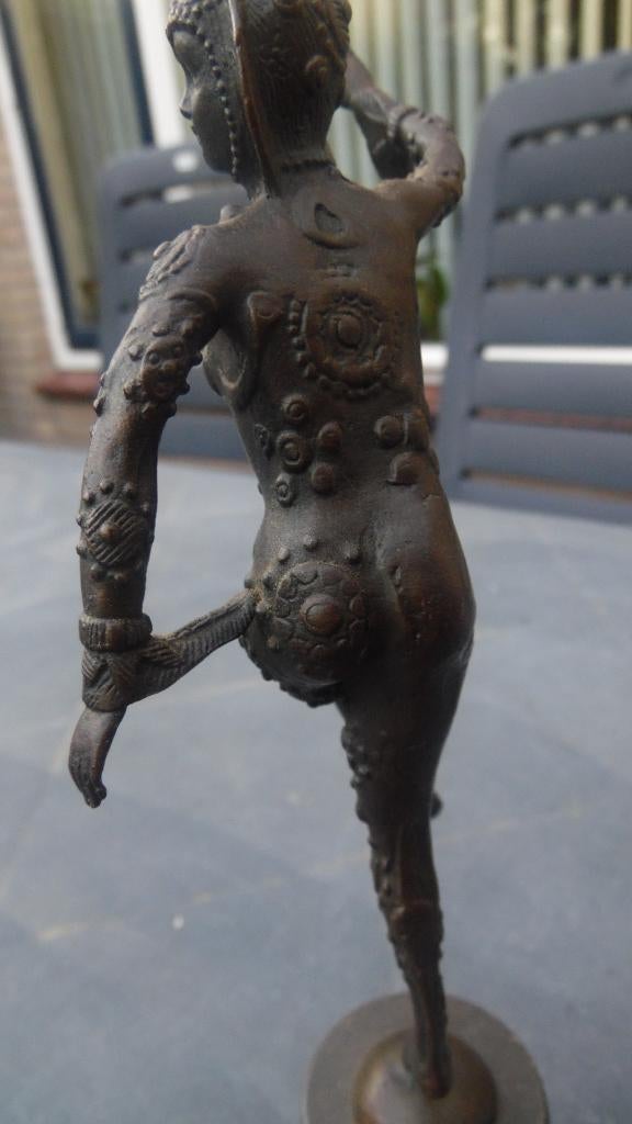 brons beeldje, Ophalen of Verzenden, Brons, 20 - 50 cm, Op sokkel