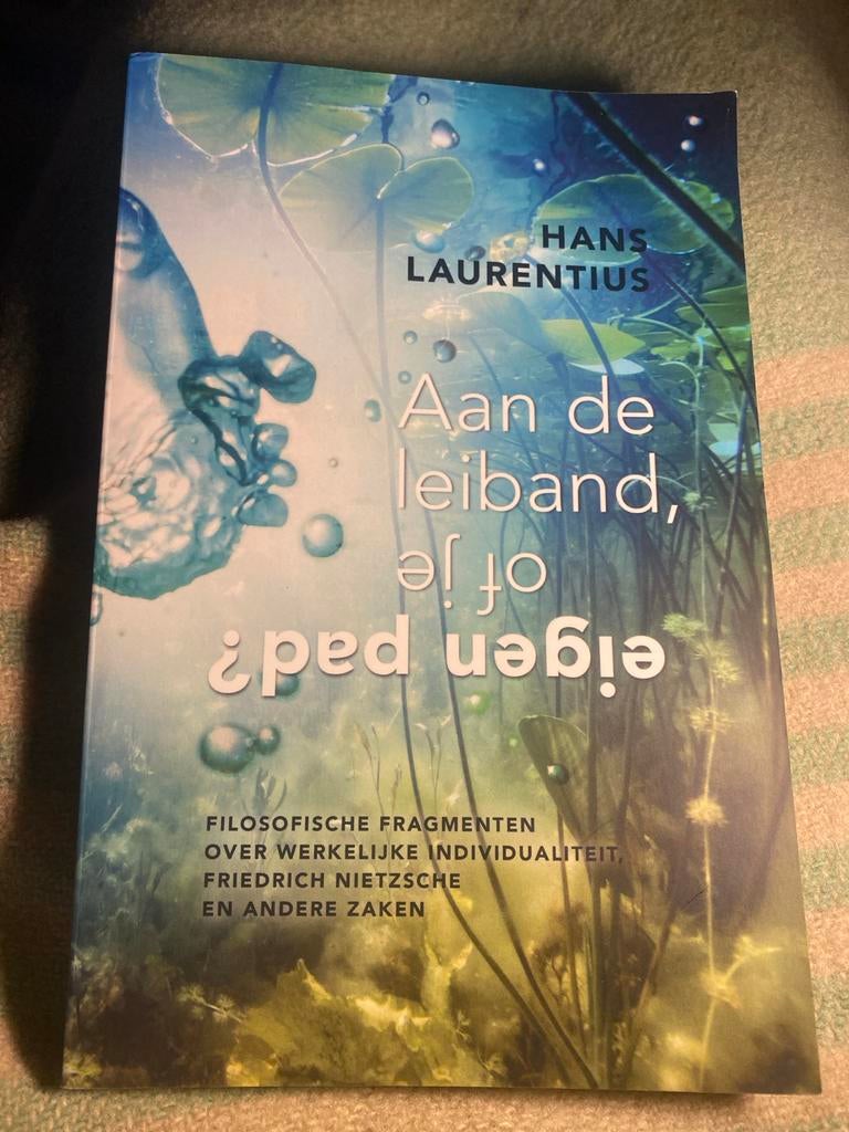 Aan de leiband, of je eigen pad - Hans Laurentius, Ophalen of Verzenden, Zo goed als nieuw, Overige onderwerpen