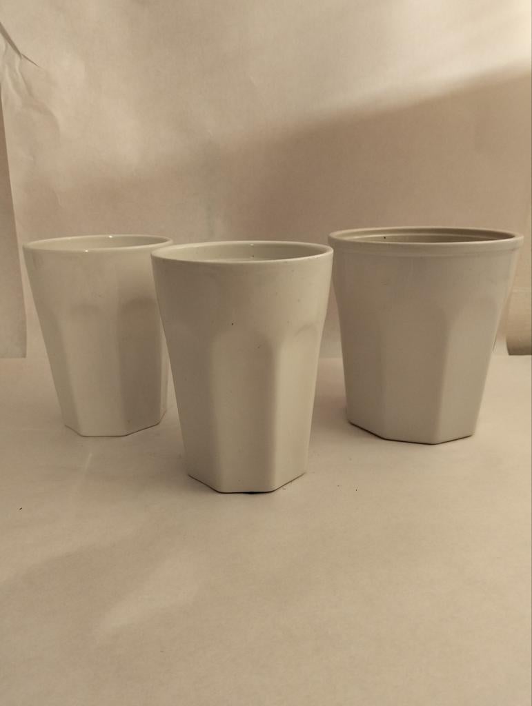 Vier witte bloempotten, Tuin en Terras, Bloembakken en Plantenbakken, Ophalen of Verzenden, Rond, Steen, Minder dan 30 cm