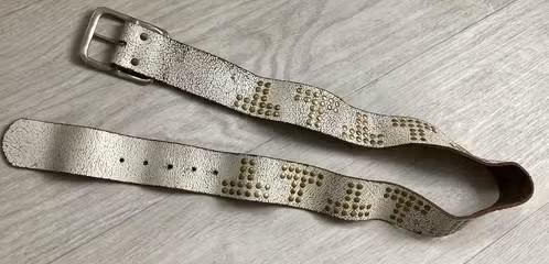 Witte leren riem met studs 5 cm breed 115 cm lang, Kleding | Dames, Riemen en Ceinturen, Heupriem, Ophalen of Verzenden, Gedragen