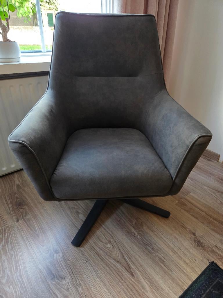 Moderne draaifauteuil NILESTO, Huis en Inrichting, Fauteuils, Ophalen, 75 tot 100 cm, Zo goed als nieuw, Stof