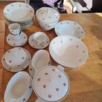 In compleet klassiek servies . Porselein.Roosje ., Antiek en Kunst, Ophalen