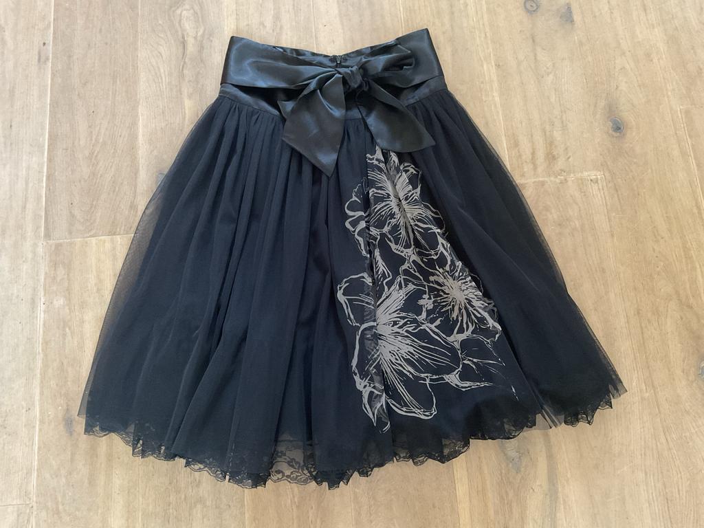 Watcher Diva Zwarte tule rok met bloemenprint maat 36, Kleding | Dames, Rokken, Zwart, Ophalen of Verzenden, Knielengte, Maat 36 (S)