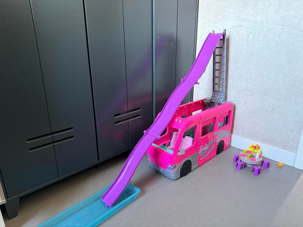 Grote Barbiecamper met glijbaan en zwembad, Ophalen of Verzenden, Zo goed als nieuw