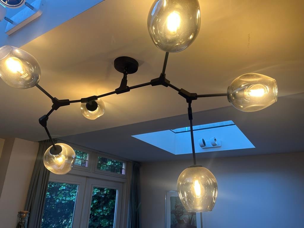 Zwarte moderne hanglamp met glazen bollen., Huis en Inrichting, Lampen | Hanglampen, Ophalen, Gebruikt, Metaal, 50 tot 75 cm