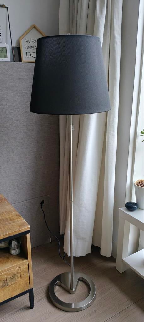 IKEA NYFORS Vloerlamp met zwarte kap, Ophalen, Modern, Scandinavisch, 100 tot 150 cm, Zo goed als nieuw