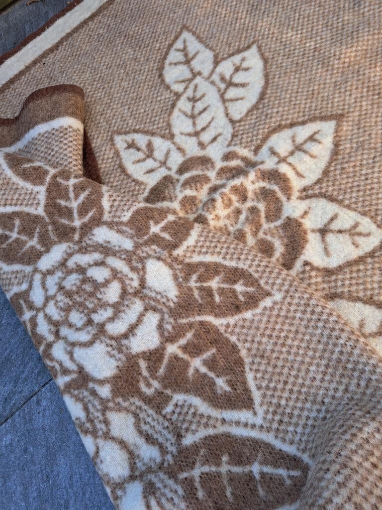 Aabe wollen deken bloemen bruin, Huis en Inrichting, Ophalen of Verzenden