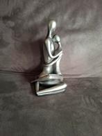 Zilverkleurig beeld van twee omhelzende figuren, Ophalen of Verzenden