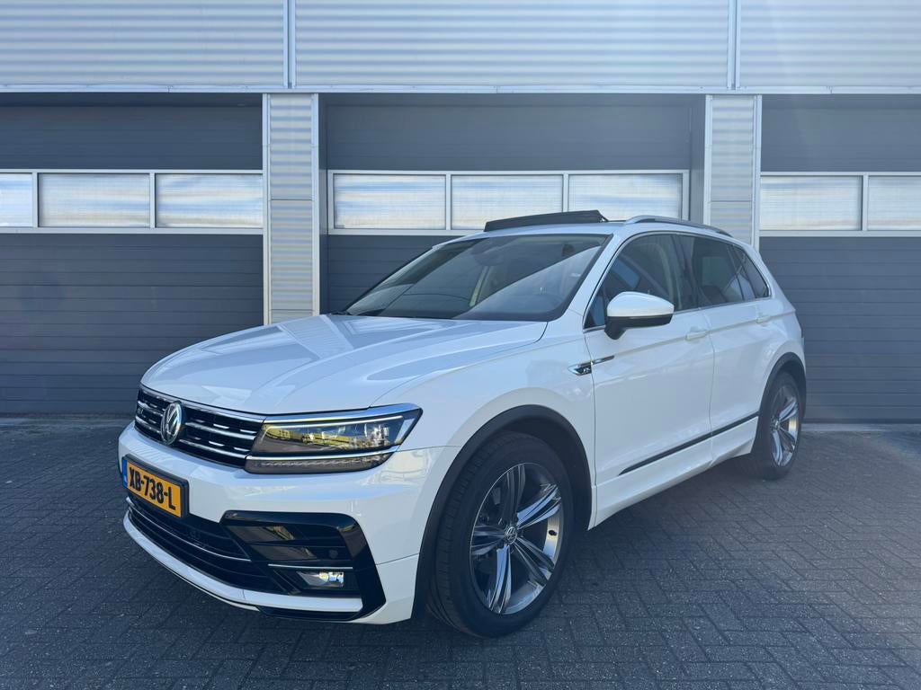 VW Tiguan R-line 1.4 TSI DSG 2018, trekhaak, pano, keyless, Auto's, Automaat, 1800 kg, 4 cilinders, Wit