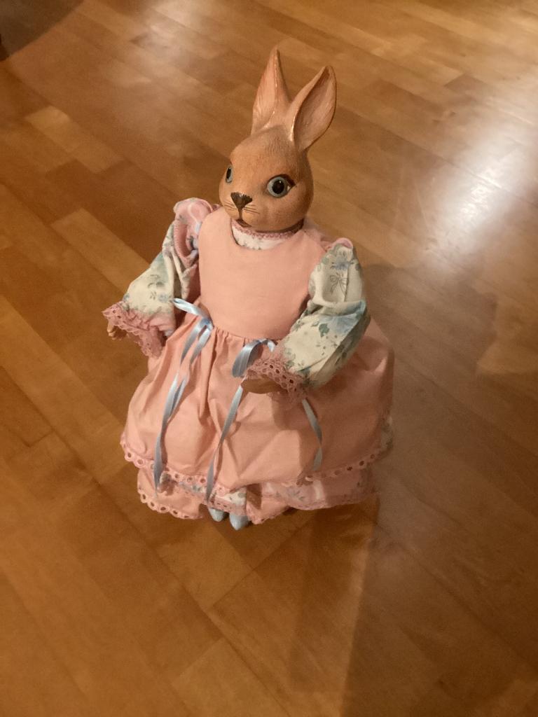 Paashaas in roze jurk met stenen hoofdje, Diversen, Pasen, Ophalen of Verzenden, Nieuw