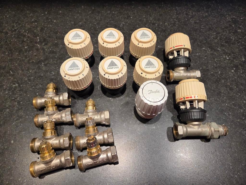 9 gebruikte Danfoss thermostatische radiatorkranen, Doe-het-zelf en Verbouw, Verwarming en Radiatoren, Ophalen of Verzenden, Gebruikt