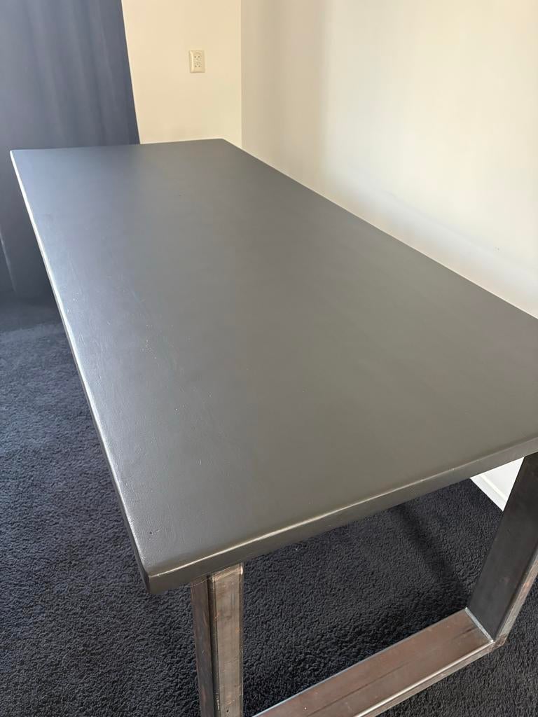Zwarte grenen eettafel met stalen poten, Ophalen, 200 cm of meer, 50 tot 100 cm, Zo goed als nieuw