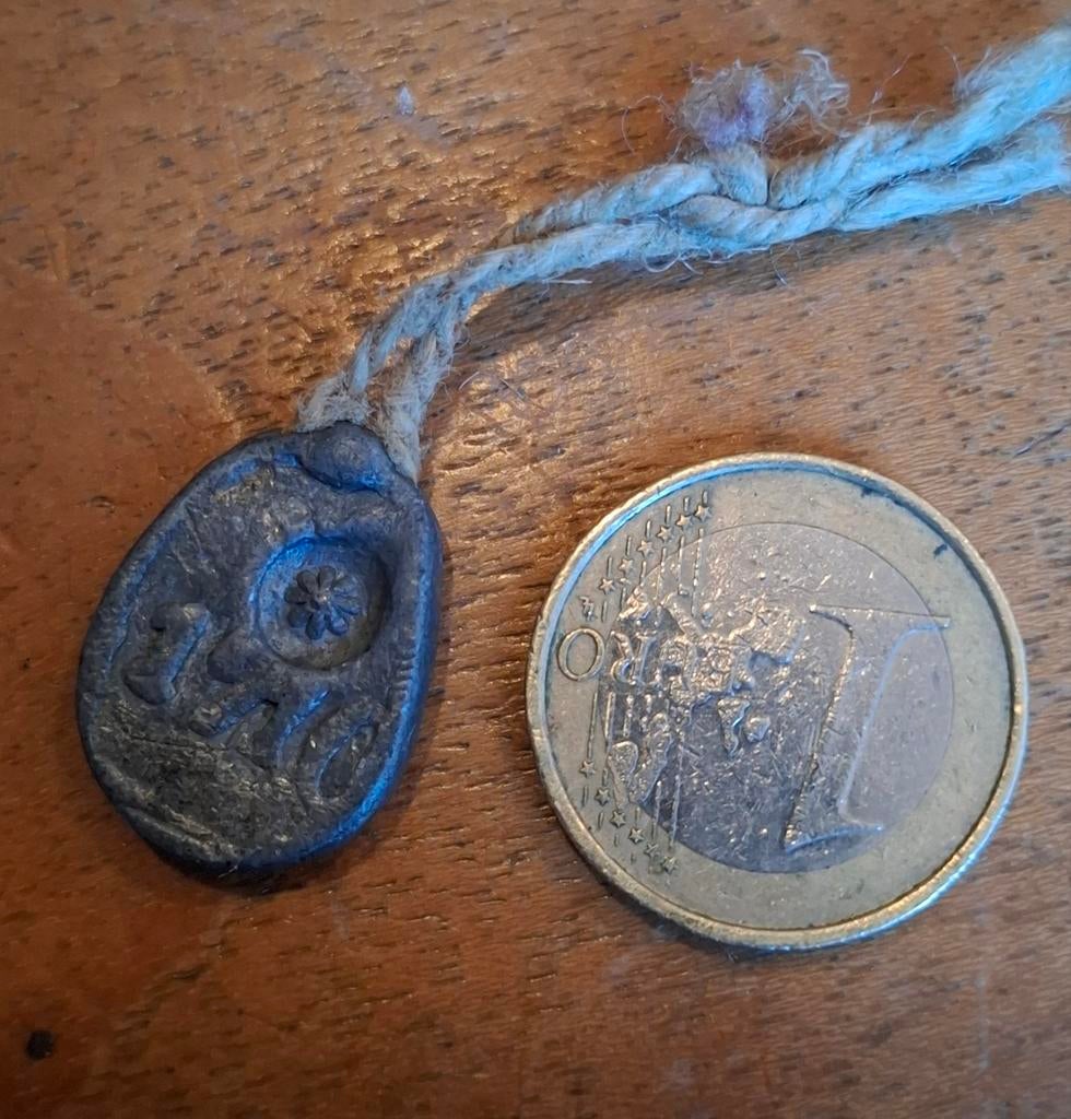 Textiellood / Lakenlood uit 1710 met touwtje, Ophalen of Verzenden