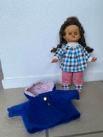 Pop jaren 60 - 28 cm lang met “bont” jasje en jurkje vintage, Ophalen of Verzenden, Gebruikt, Pop