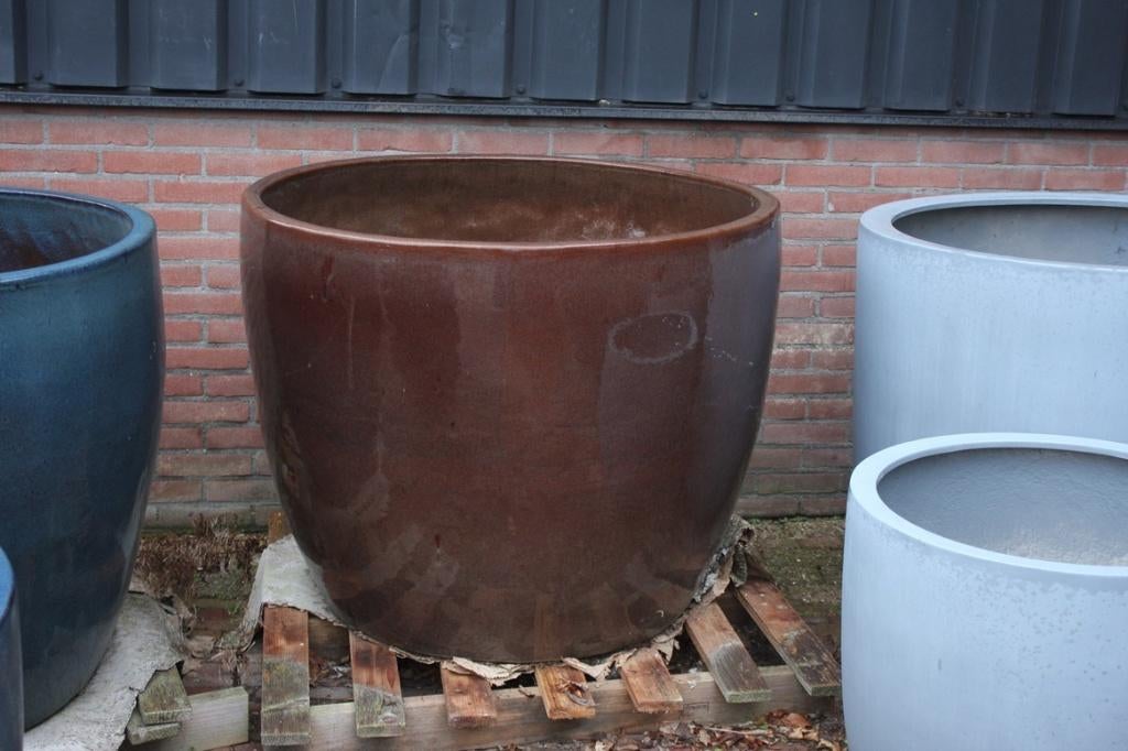 Prachtige grote ronde geglazuurde bloempot donkerbruin