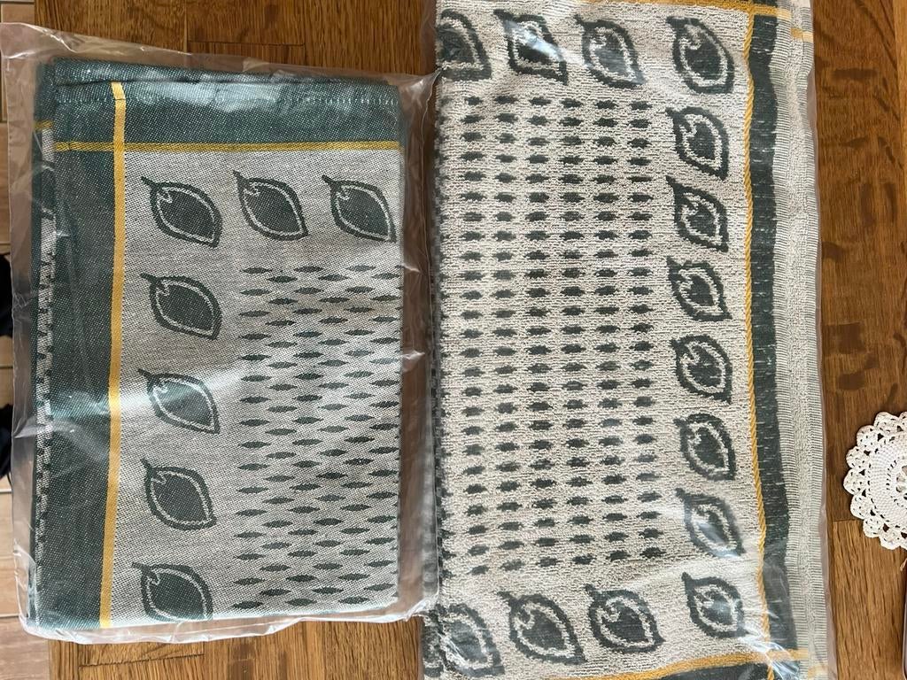 2x handdoek en 2x theedoek nieuw, Ophalen of Verzenden, Zo goed als nieuw, Theedoek of Handdoek