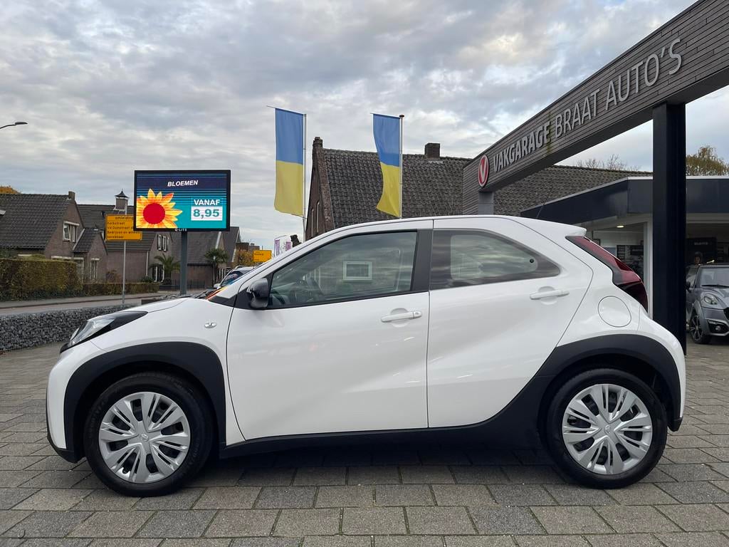 Toyota Aygo X 1.0 l CRUISE l CARPLAY l CAMERA l RIJKLAAR!, Auto's, Toyota, Stof, Gebruikt, Zwart, 4 stoelen