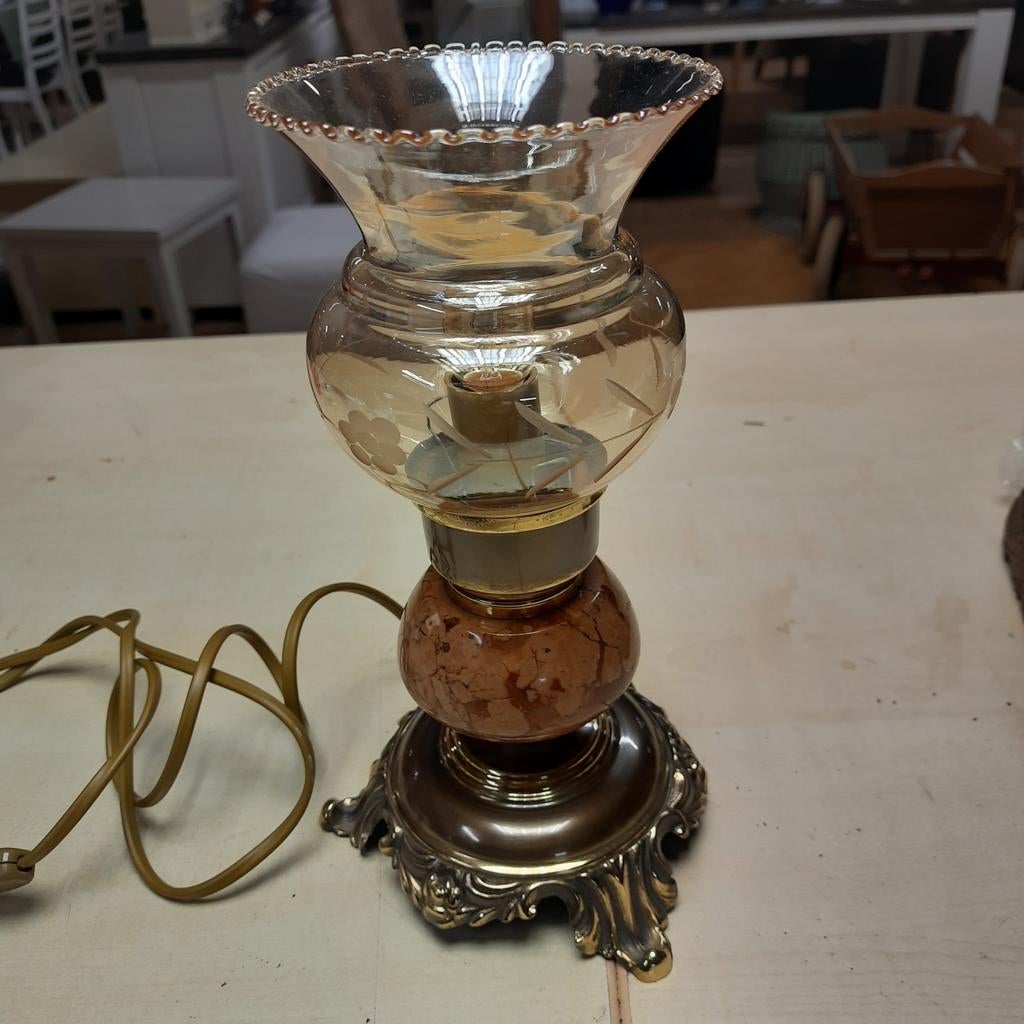 Vintage elektrische olielamp met glasen kap en messing voet, Huis en Inrichting, Lampen | Tafellampen, Ophalen of Verzenden