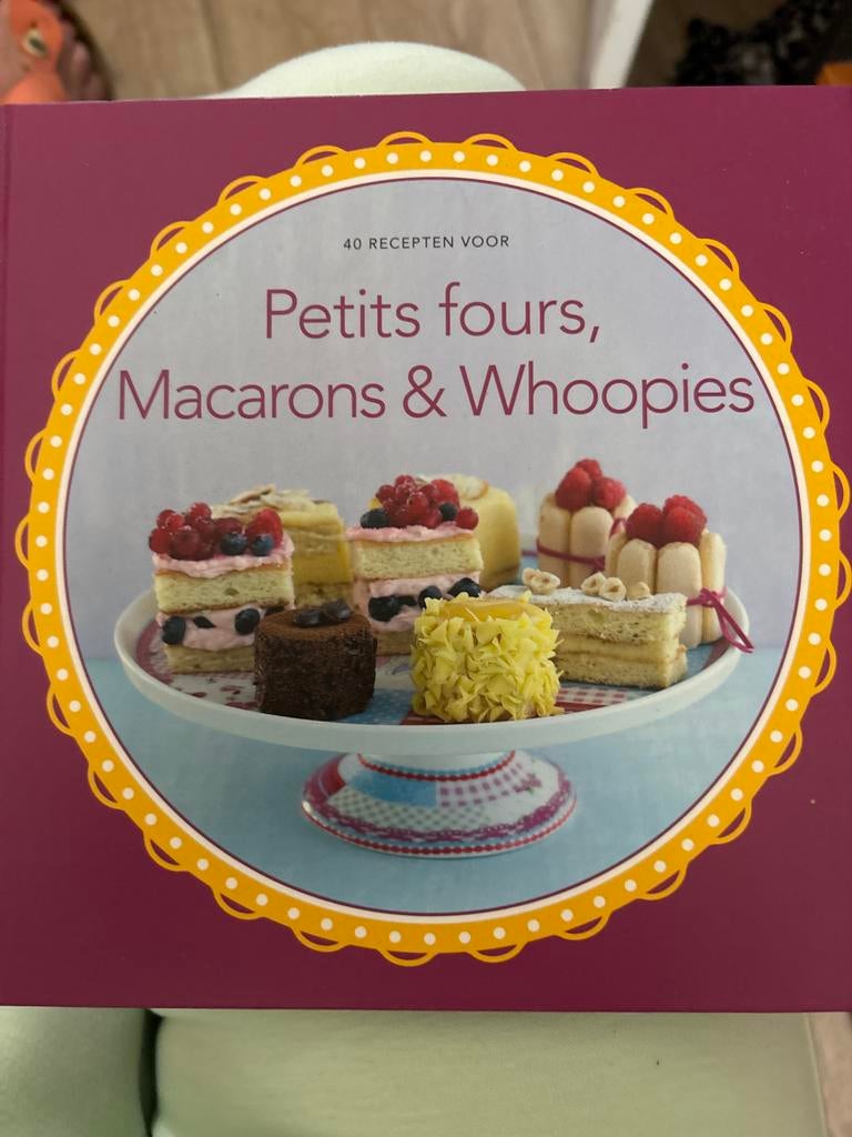 Kookboek Petits fours, Macarons & Whoopies, Ophalen of Verzenden, Zo goed als nieuw, Taart, Gebak en Desserts