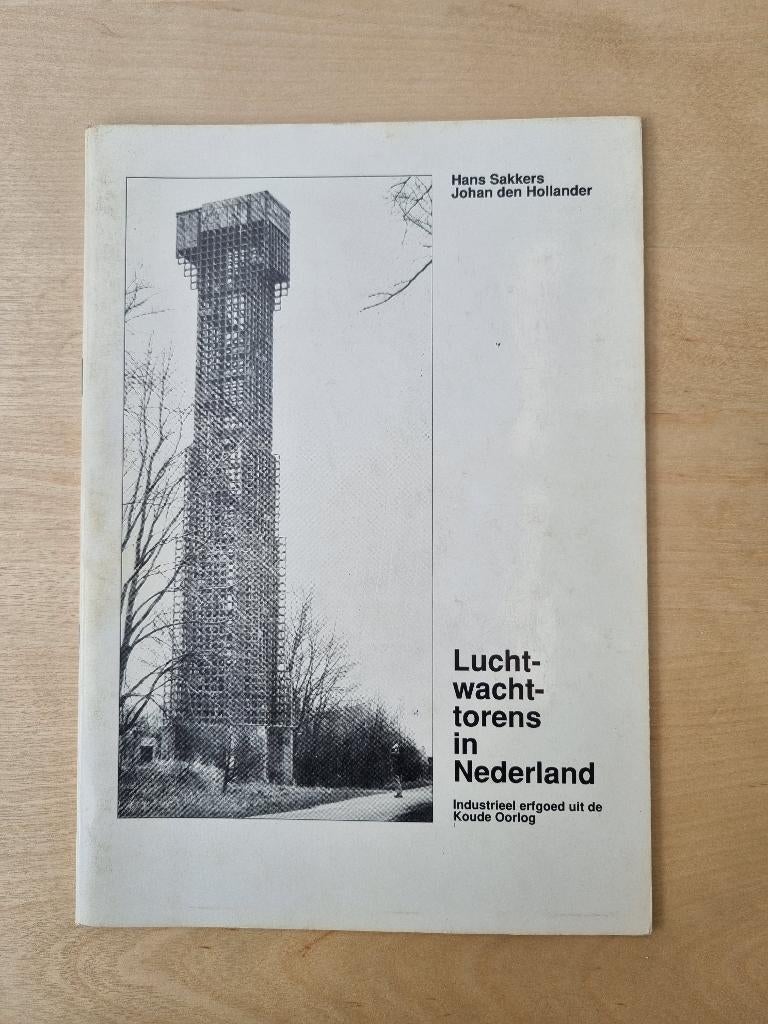 Luchtwachttorens in Nederland., Gelezen, Ophalen of Verzenden, Algemeen, 1945 tot heden